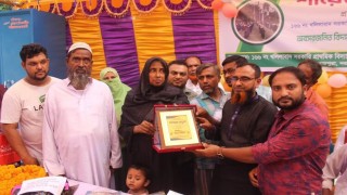 রায়পুরায় স্কুল শিক্ষিকাকে আবেগঘন বিদায় দিল গ্রামবাসী